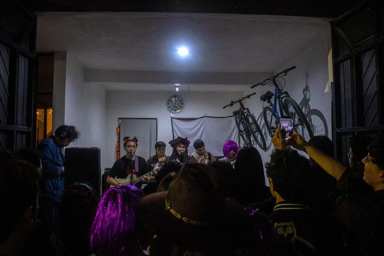 Polaris tocando mientras el público graba con sus celulares