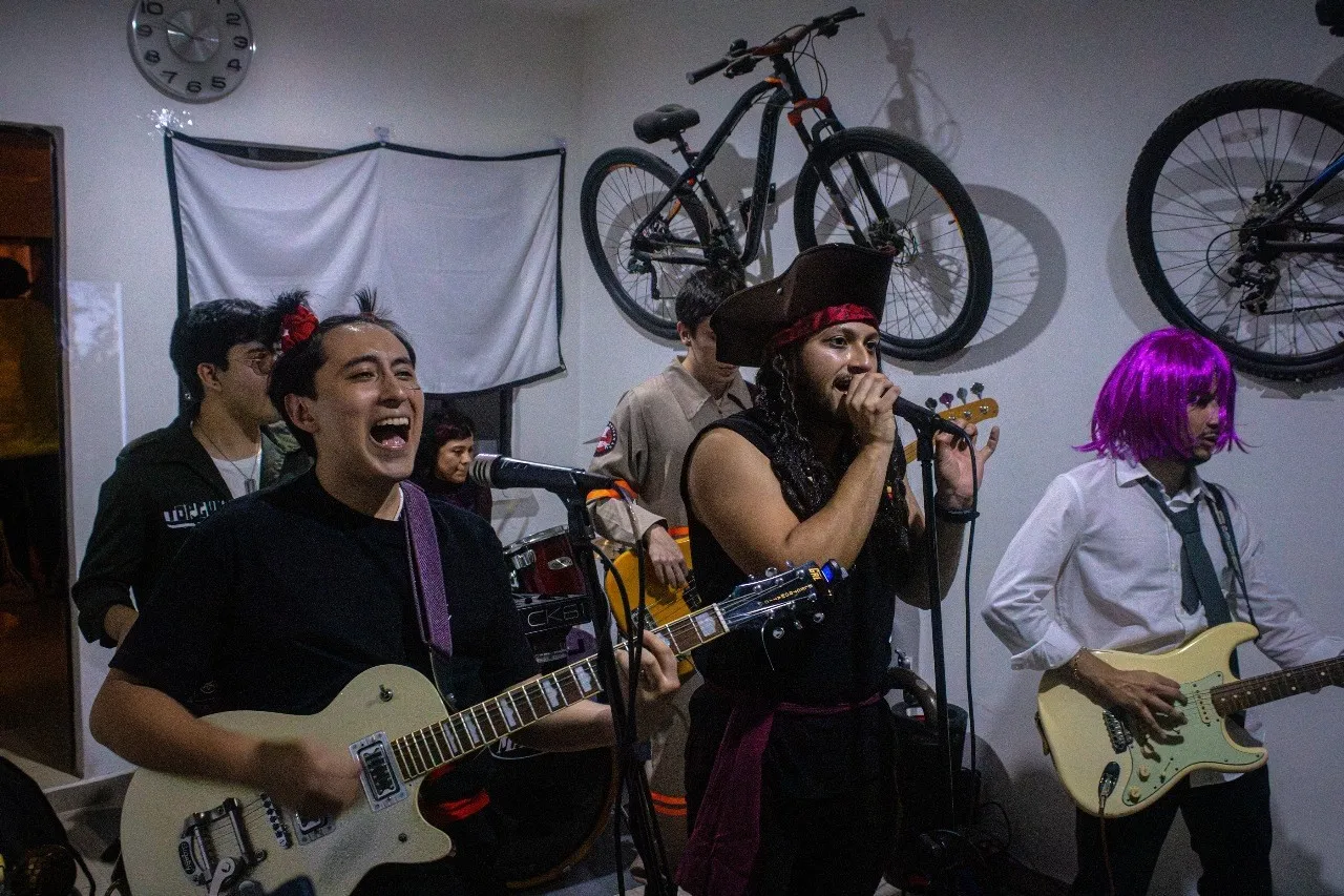 Polaris tocando disfrazados en la primera edición